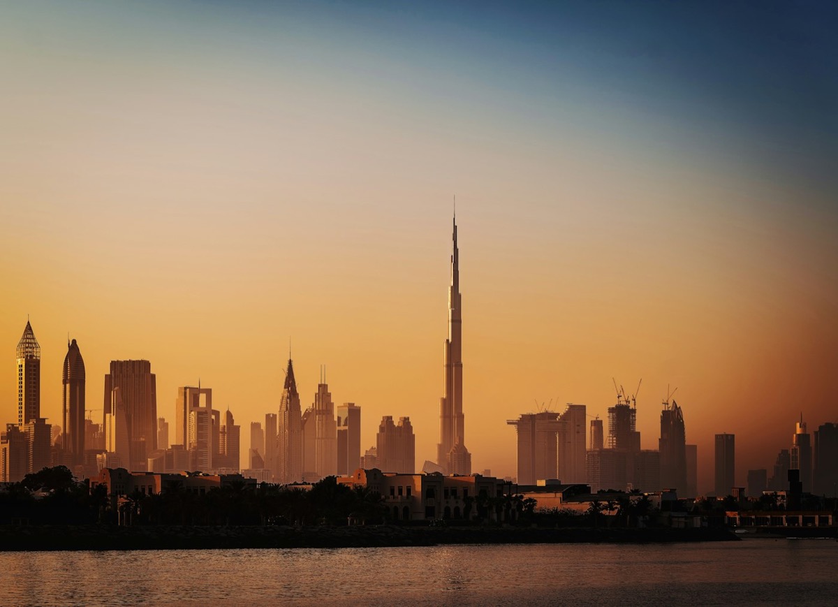 Panoráma mrakodrapov Dubaja pri západe slnka