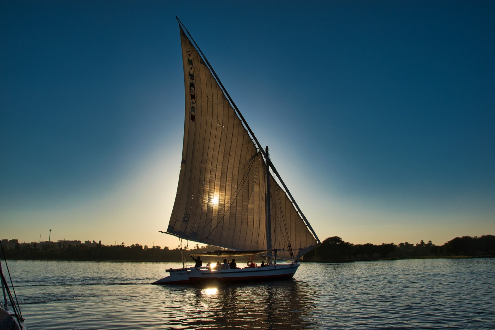 Plachetnica felucca na Níle pri Asuáne