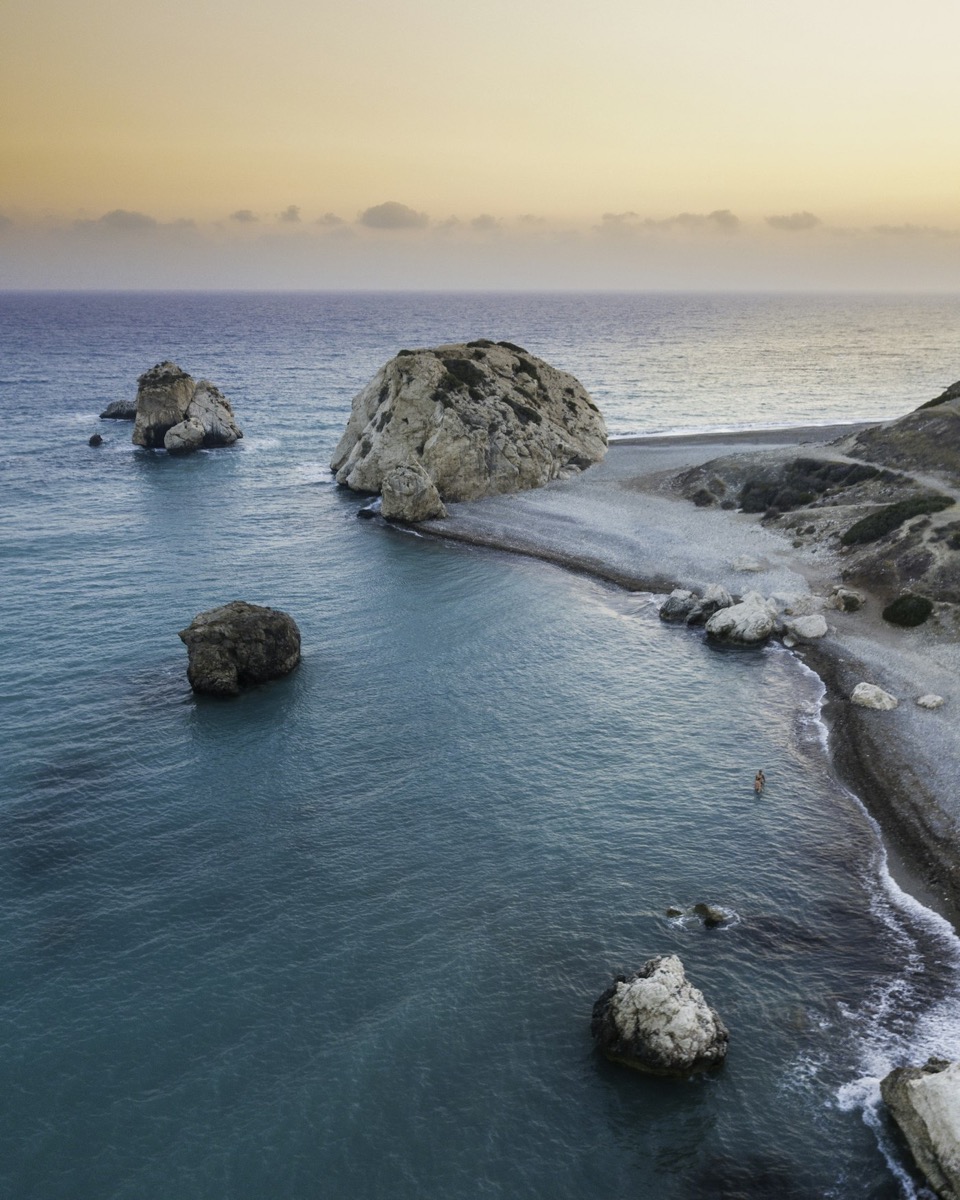 Tyrkysové more pri pláži Nissi Beach v Ayia Nape