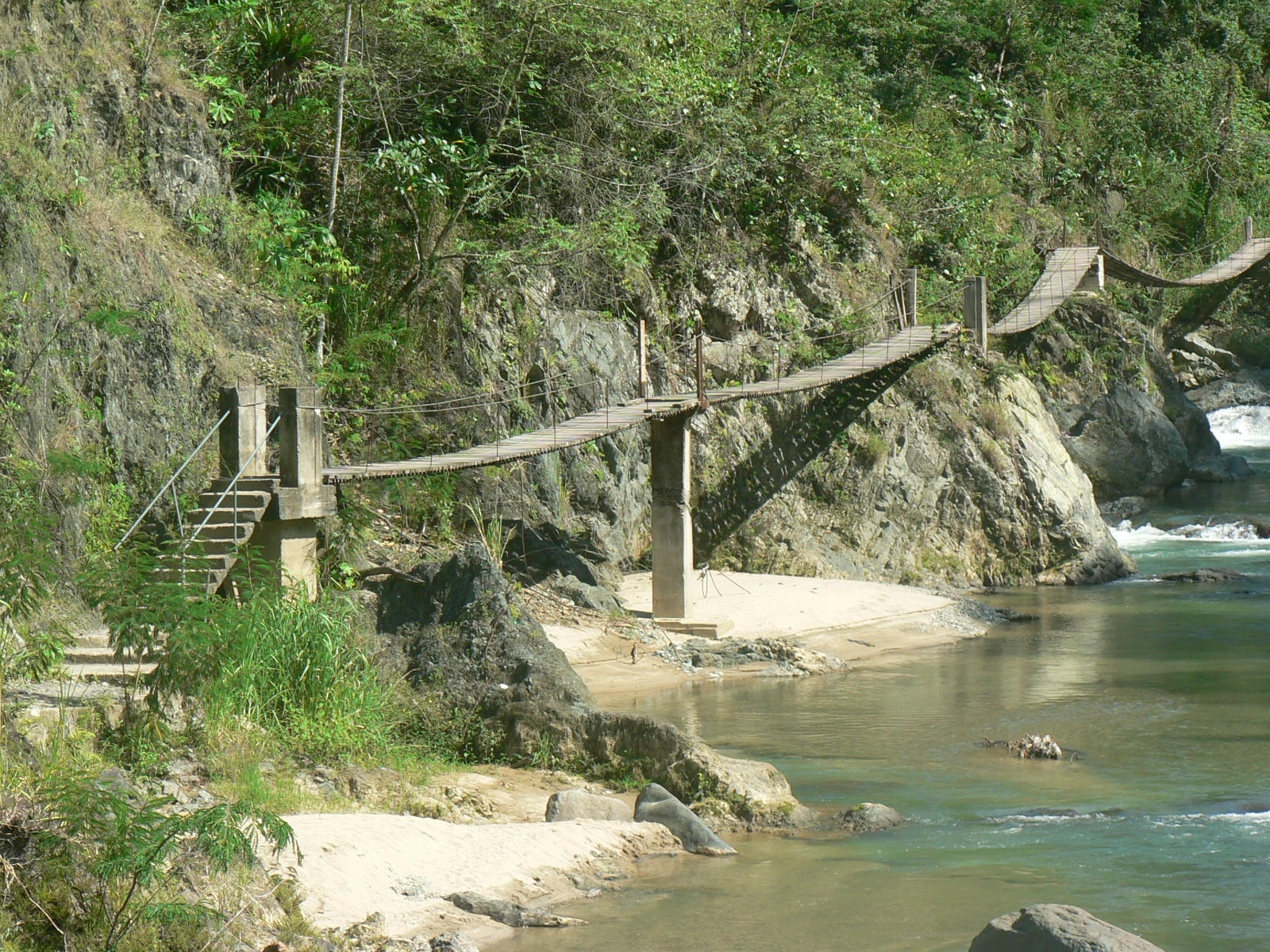 Vodopád Salto de Jimenoa v kaňone pri Jarabacoe
