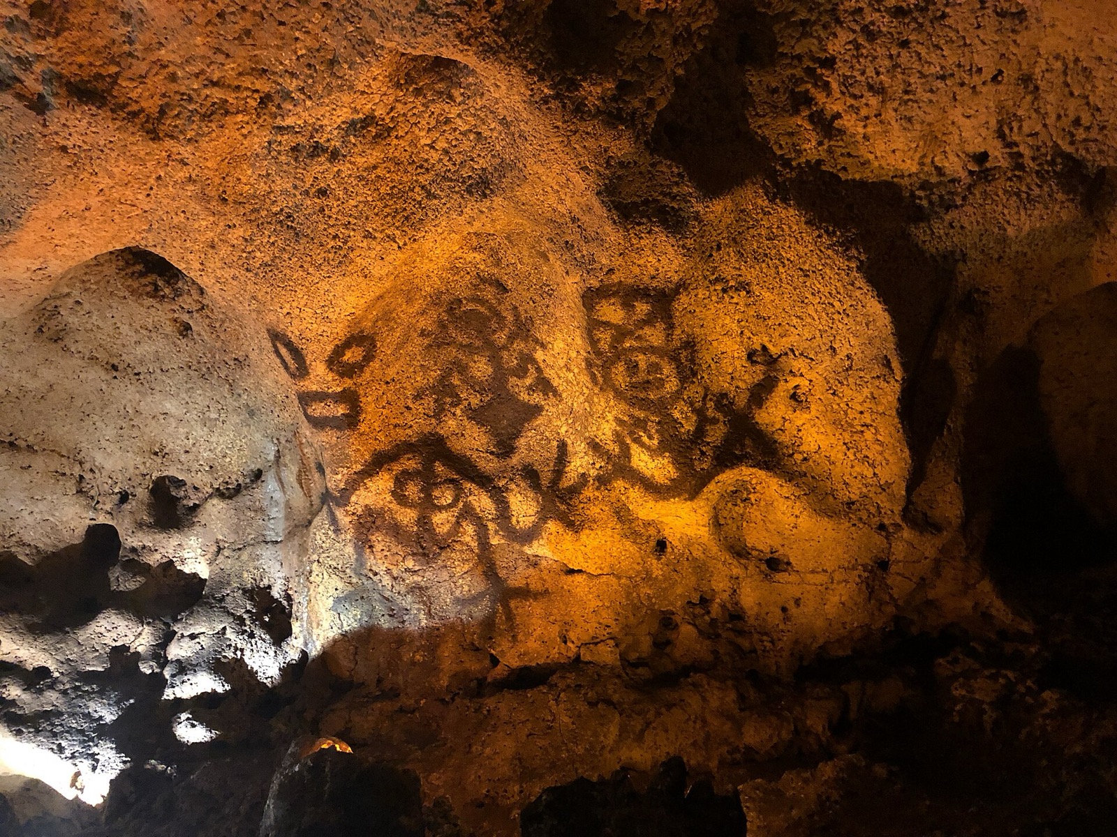 Taínske maľby na stene jaskyne Cueva de las Maravillas