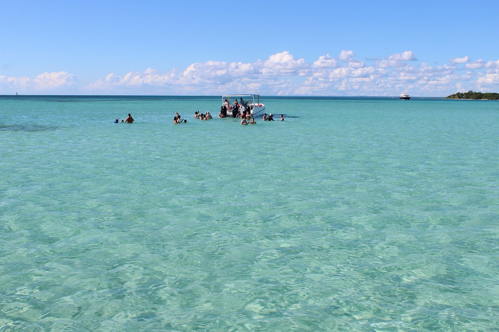 Plytká prírodná piscina natural pri ostrove Saona