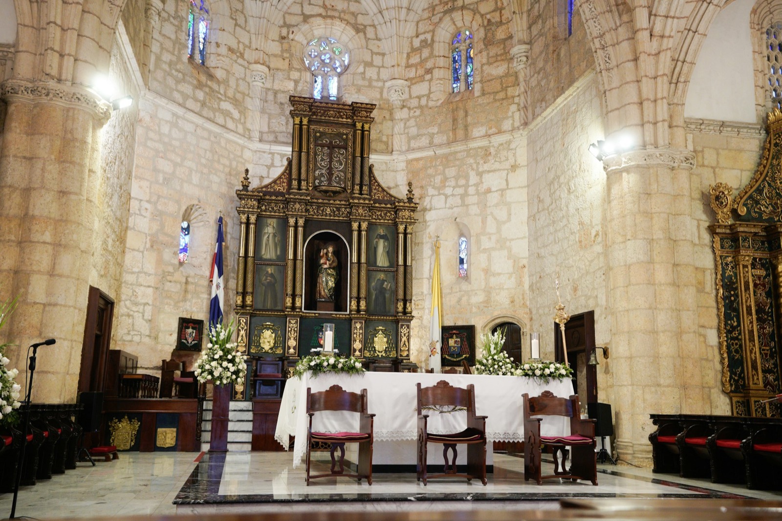 Interiér katedrály Catedral Primada de América s oltárom
