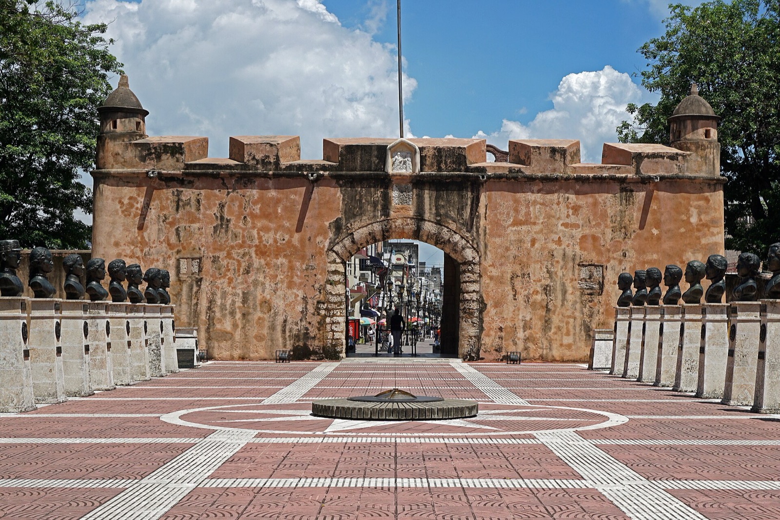 Brána Puerta del Conde v Santo Domingu