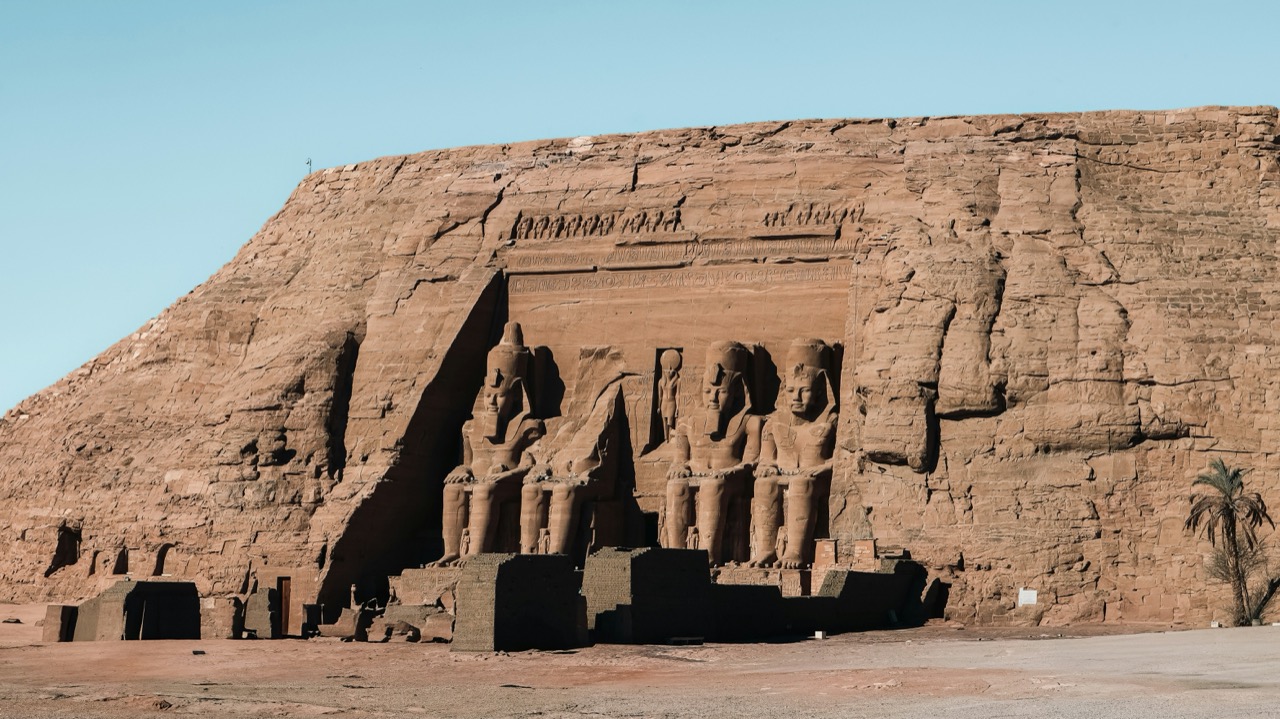 Kolosálne sochy faraóna Ramesse II. pred chrámom Abú Simbel