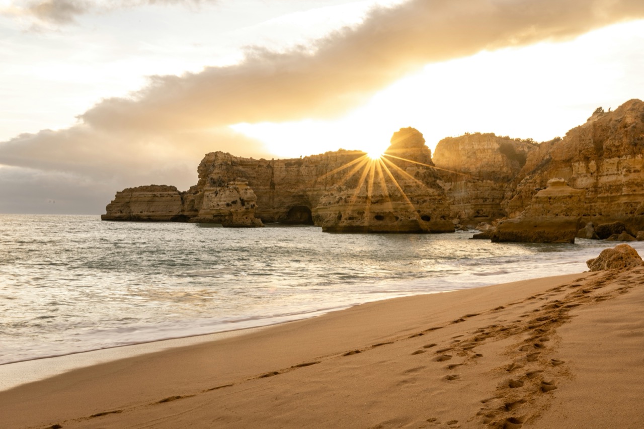 Skalnaté útesy a tyrkysové more pri pláži Praia da Marinha v Algarve