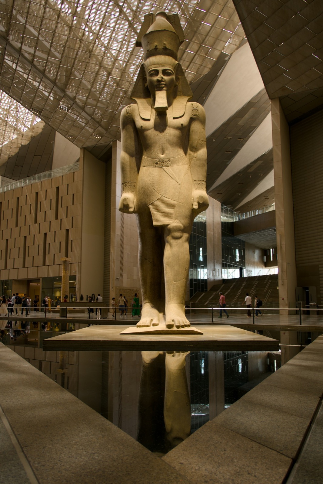 Veľká socha vo výstavnej sieni Grand Egyptian Museum v Káhire