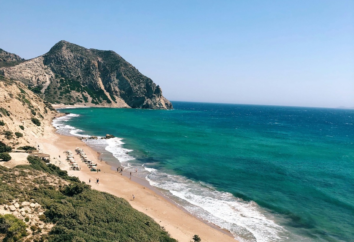 Piesočnatá pláž Paradise na ostrove Kos s tyrkysovým morom