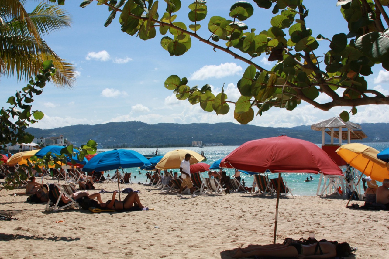 Farebné slnečníky na pláži v Montego Bay