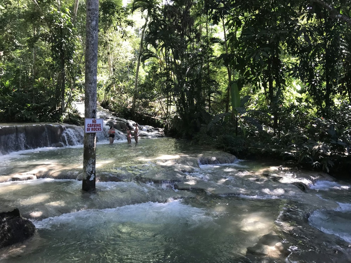 Ľudia šplhajúci po vodopáde Dunn’s River Falls