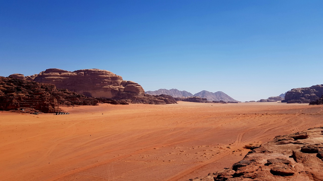Červená púšť s pieskovcovými skalami vo Wadi Rum
