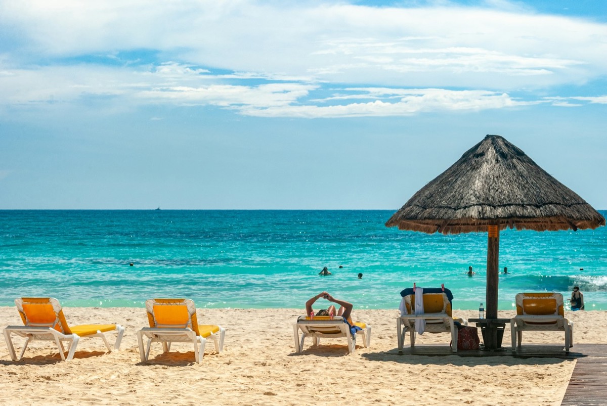 Plážové dáždniky na pláži v Cancúne