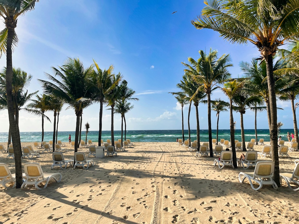 Piesočnatá pláž s ležadlami v Playa del Carmen