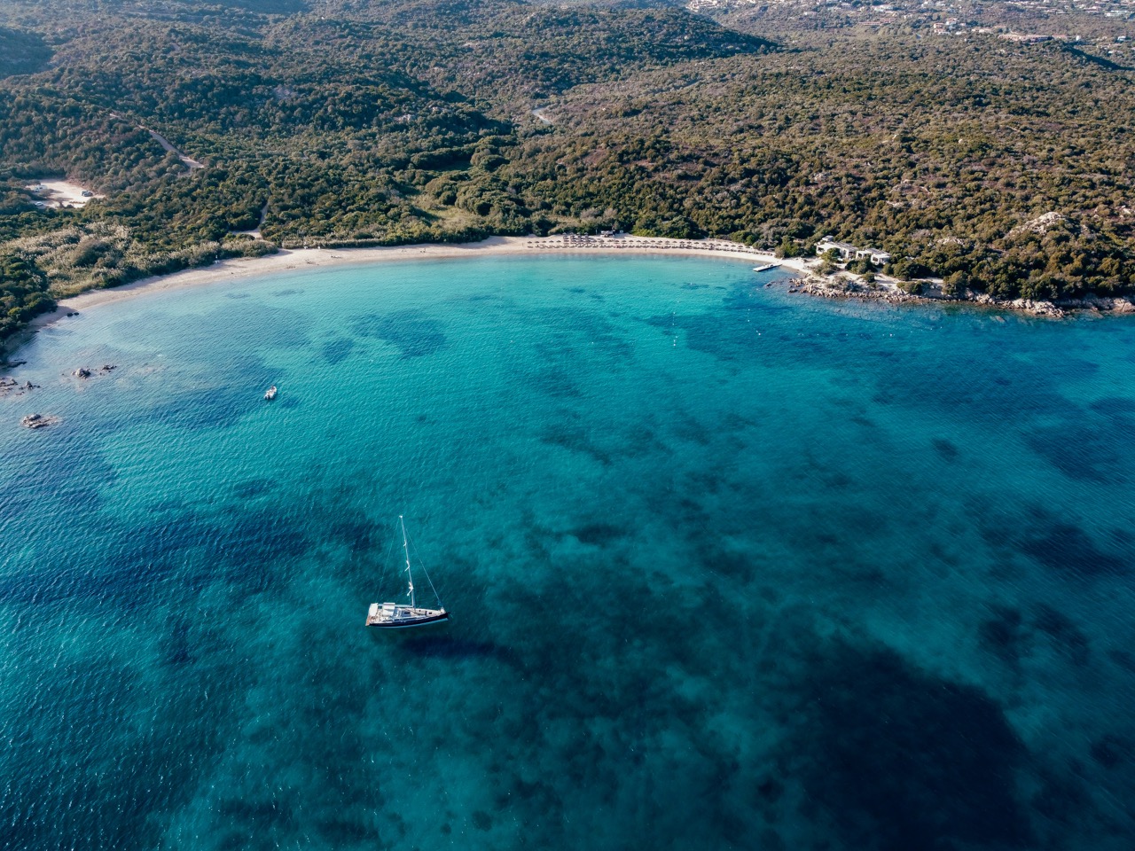 Zátoka pri Costa Smeralda na Sardínii