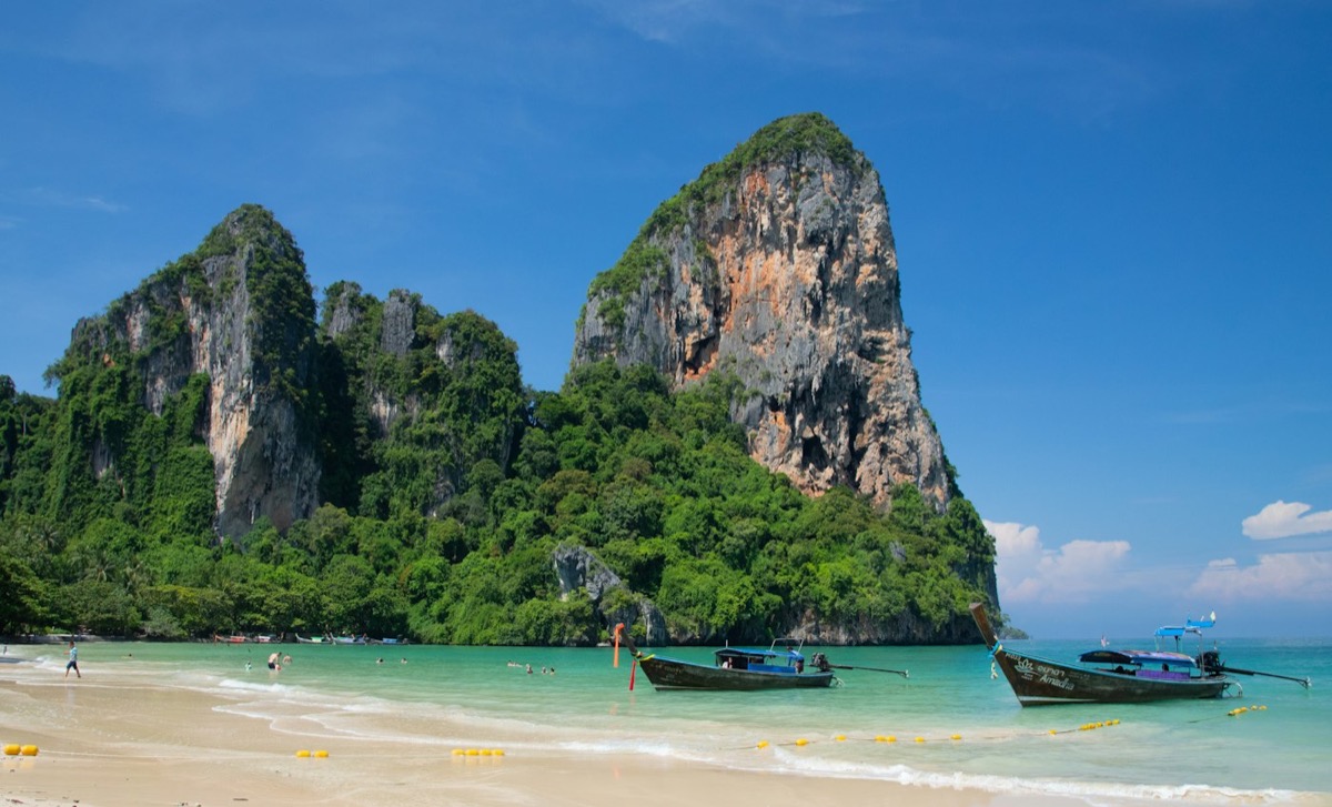 Pláž Railay s vápencovými útesmi v Krabi