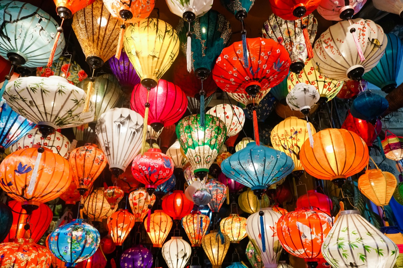 Farebné lampióny v uliciach starobylého mesta Hoi An vo Vietname