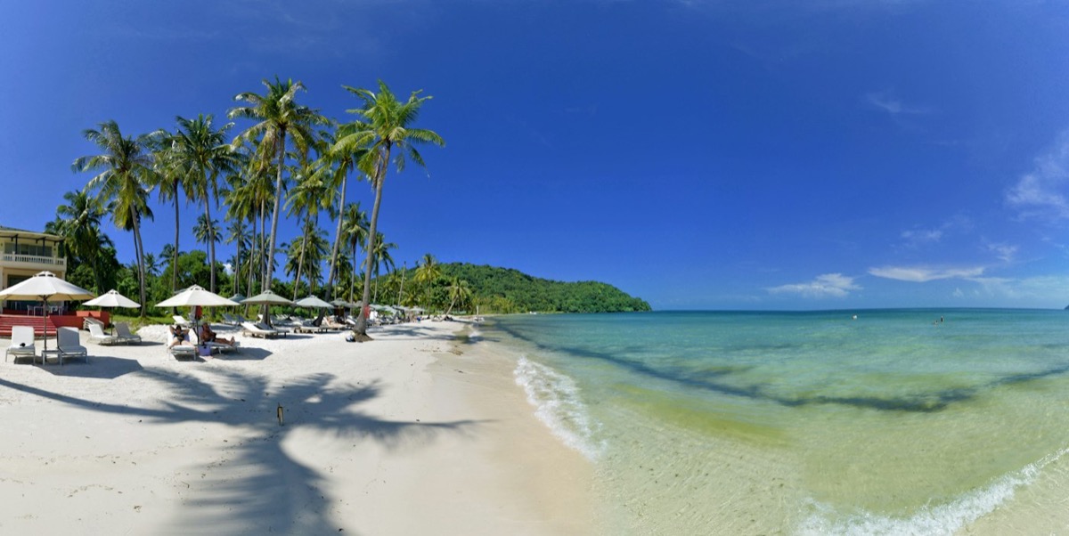 Palmy a plážové dáždniky na ostrove Phu Quoc