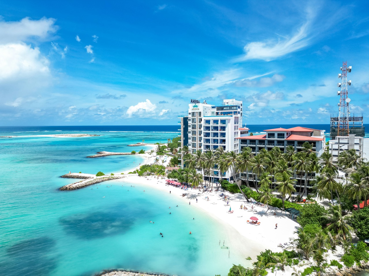 Pláž s hotelom na miestnom ostrove Maafushi