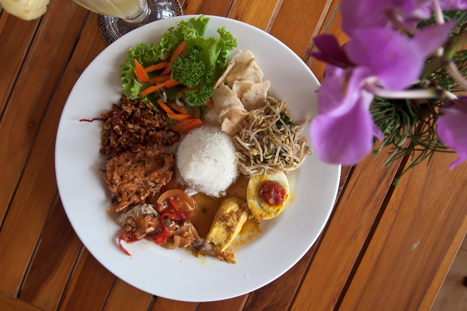 Nasi campur – ryža s malými porciami jedál