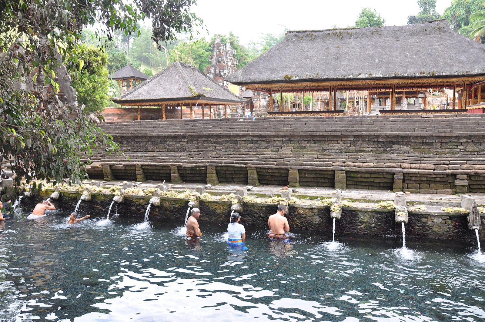 Očistný obrad v chráme Tirta Empul