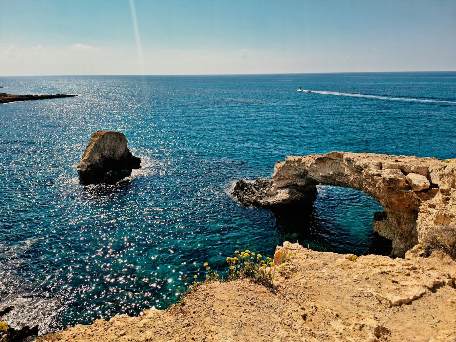 Prírodný skalný most Bridge of Love na myse Cape Greco