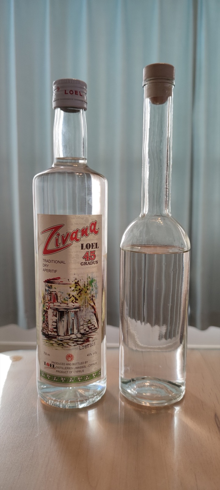 Fľaše cyperskej pálenky zivania