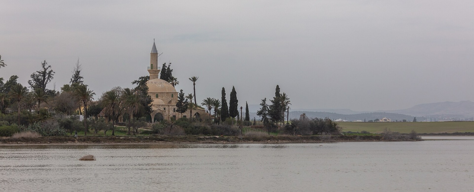 Mešita Hala Sultan Tekke na brehu soľného jazera pri Larnake