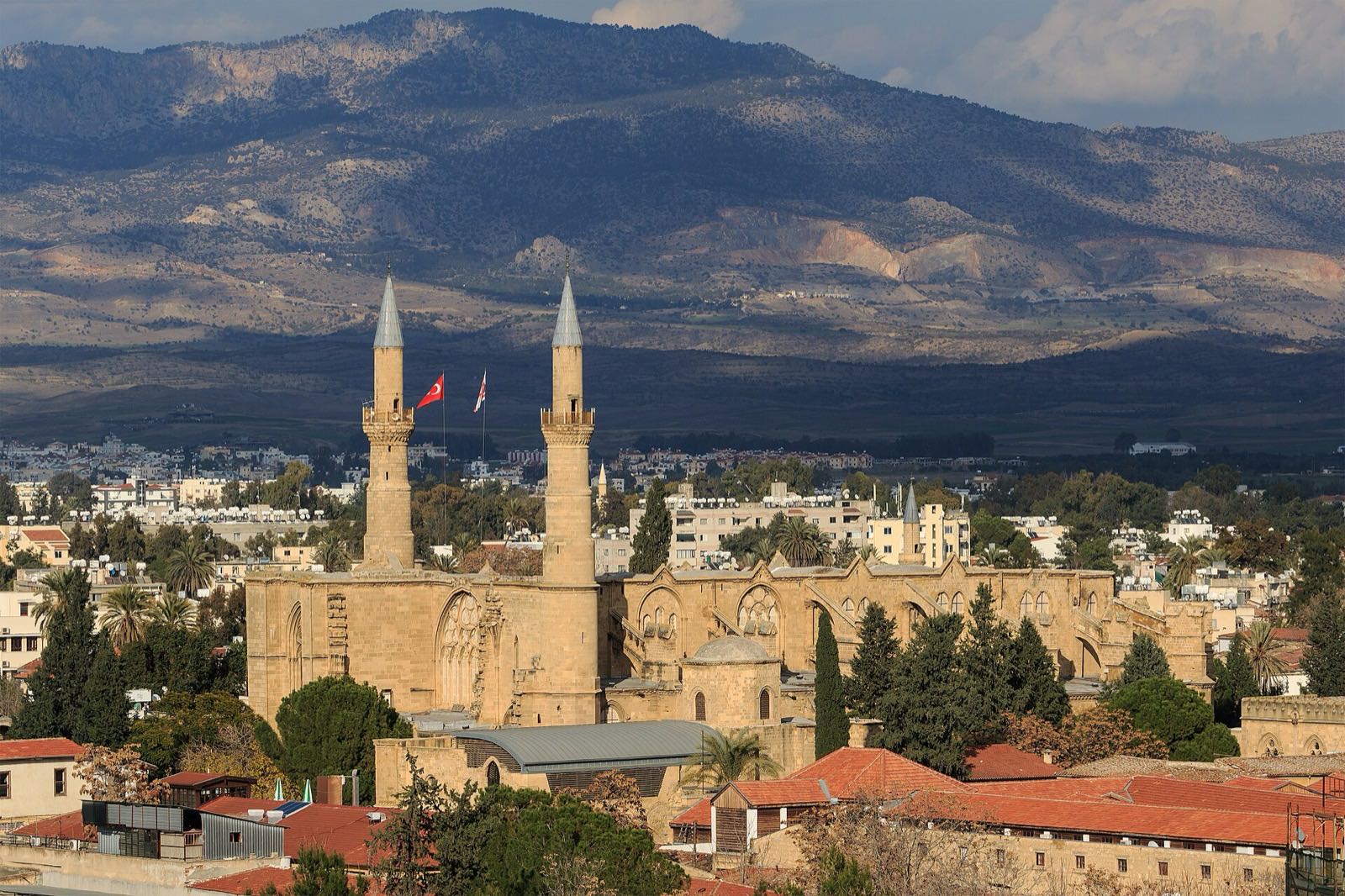 Pohľad na rozdelenú Nikóziu s mešitou Selimiye a horami Kyrenia