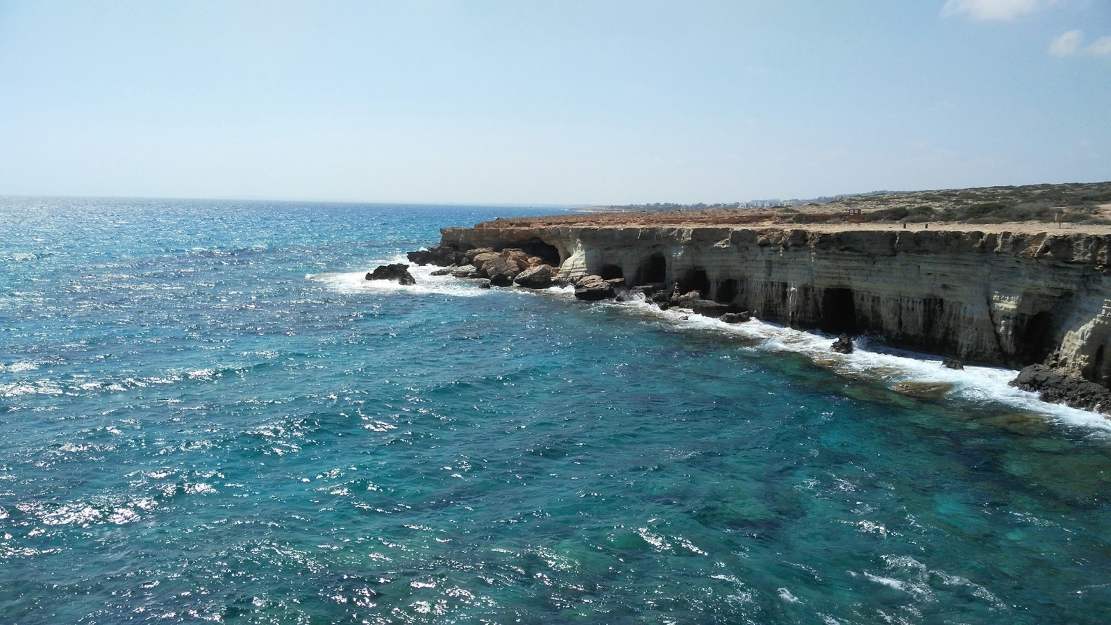 Vysoké útesy na myse Cape Greco