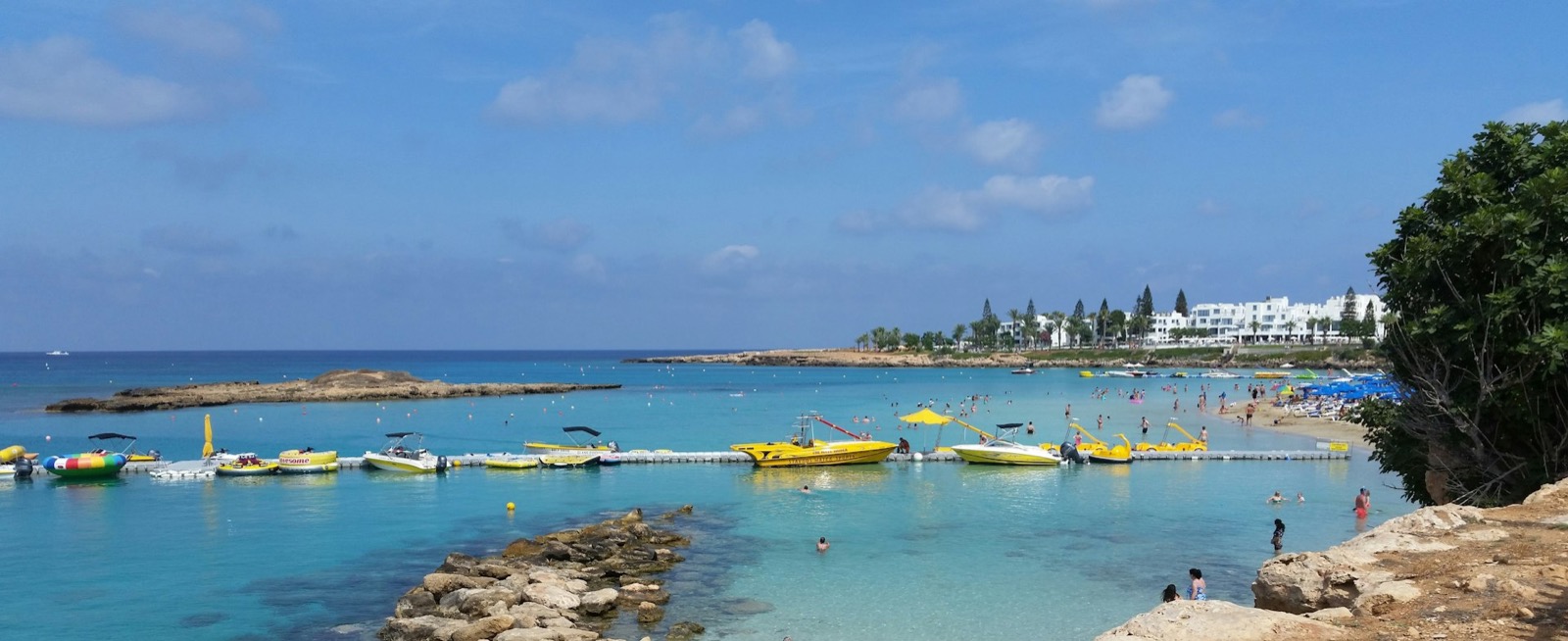 Plytká voda a pláž vo Fig Tree Bay