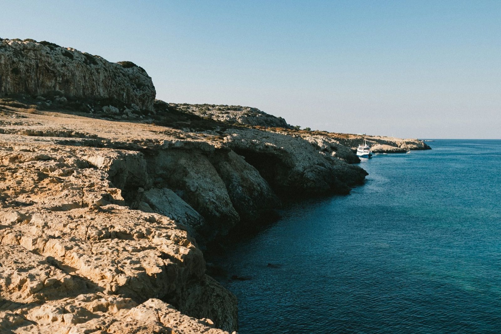 Útesy Cape Greco nad priezračným morom