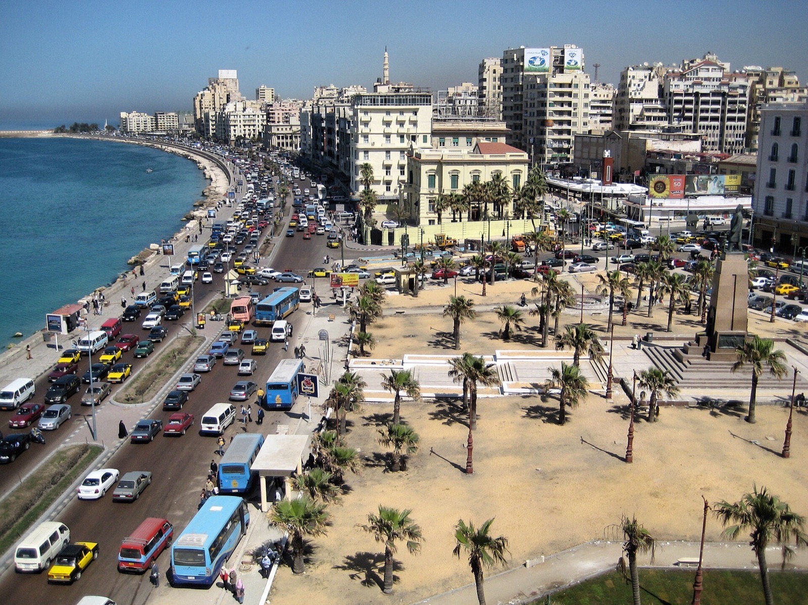 Nábrežie Corniche v Alexandrii so záplavou áut a pláží