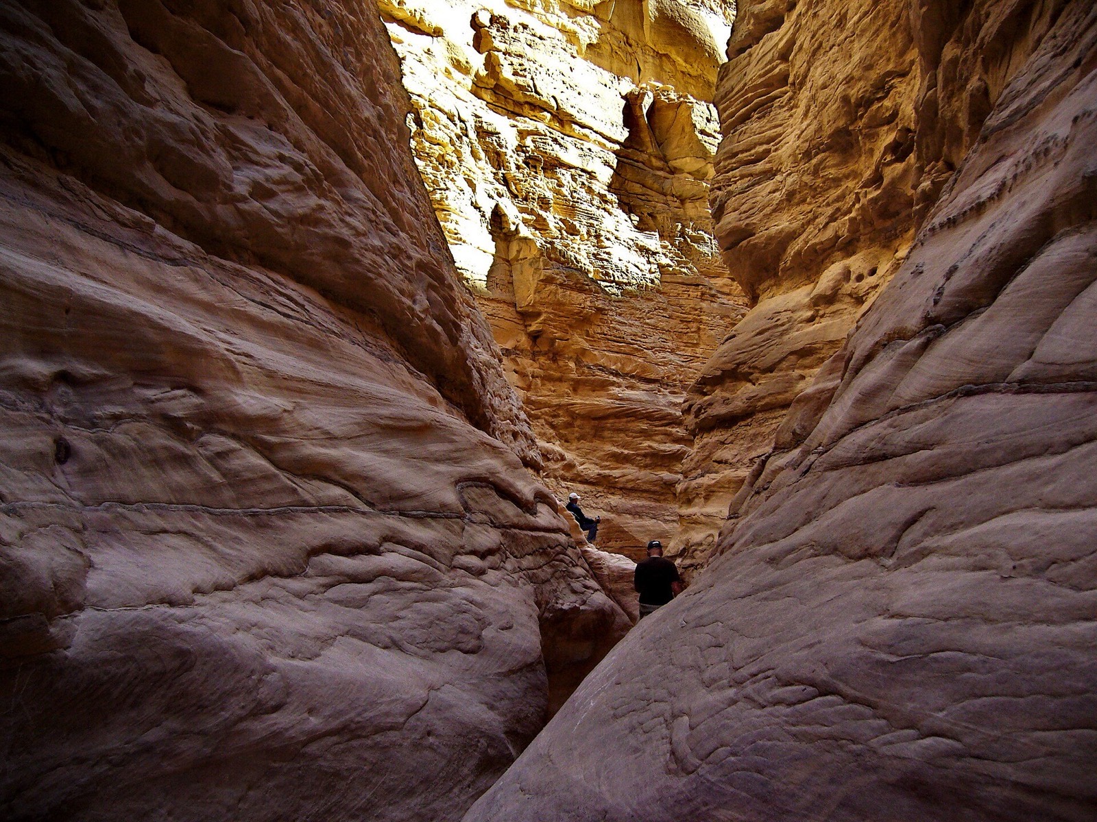 Úzky prechod medzi farebnými stenami Coloured Canyonu na Sinaji