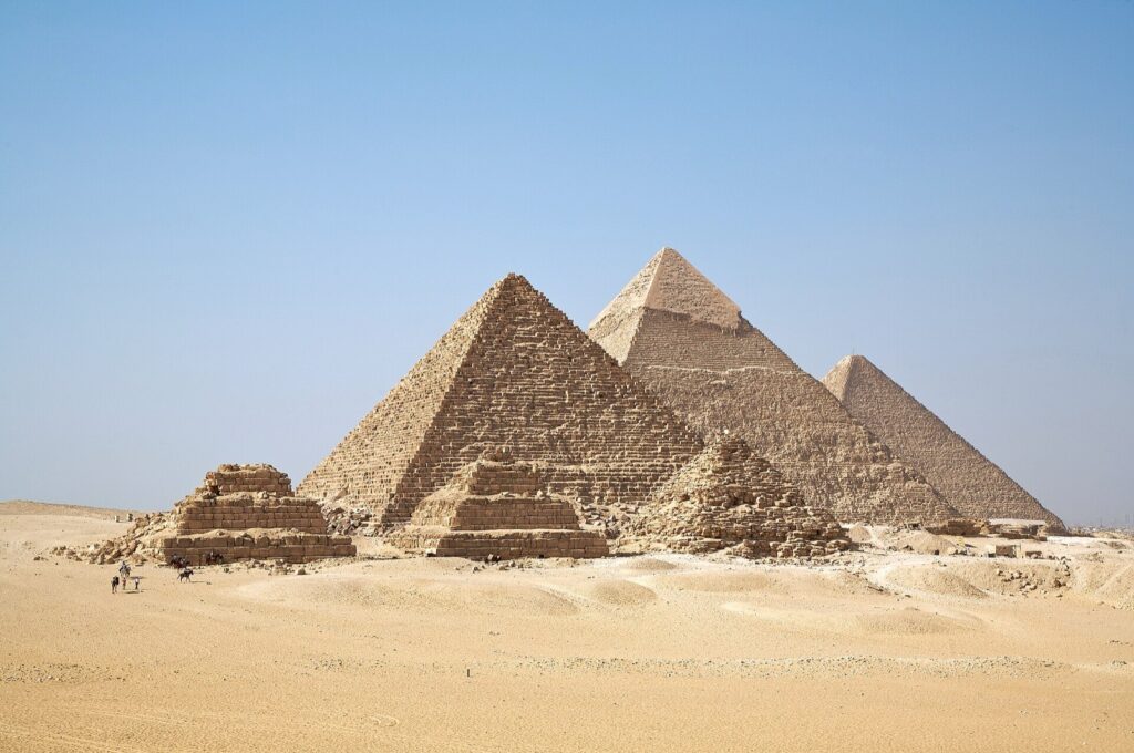 Pyramídy v Gíze – Cheopsova, Rachefova a Menkaureova s menšími pyramídami kráľovien