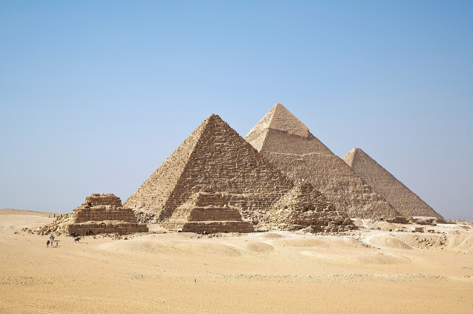 Pyramídy v Gíze – Cheopsova, Rachefova a Menkaureova s menšími pyramídami kráľovien
