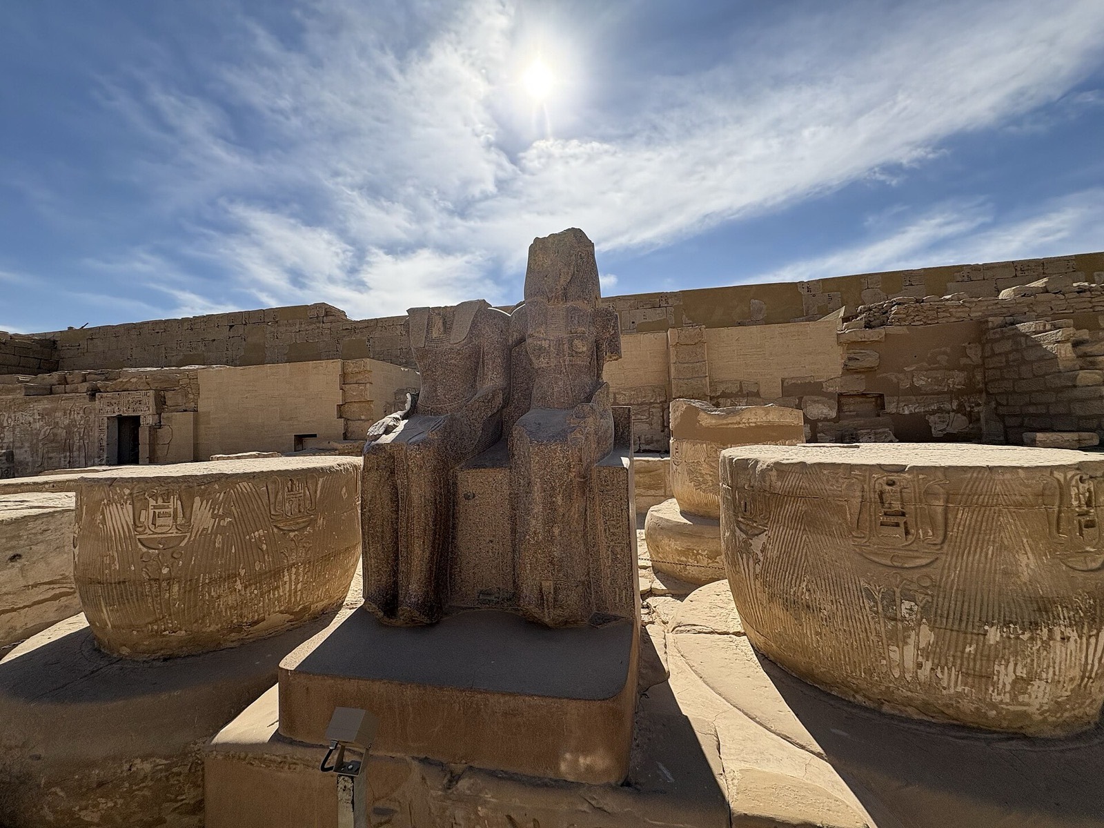 Brána a nádvorie zádušného chrámu Ramesse III. v Medinet Habu