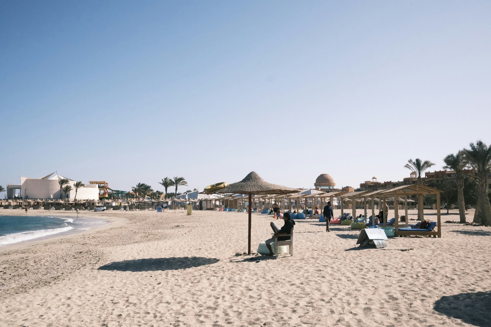 Slnečníky na piesočnej pláži v Marsa Alam