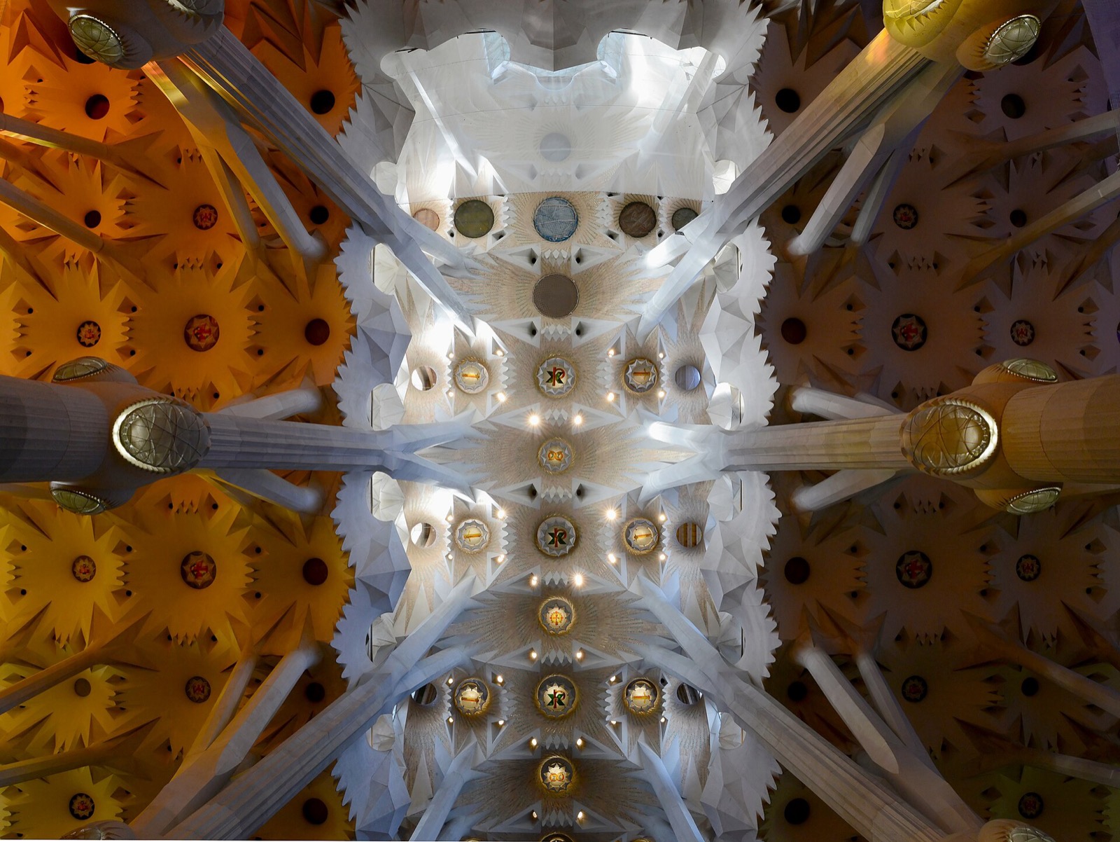 Interiér Sagrada Família s farebnými vitrážami