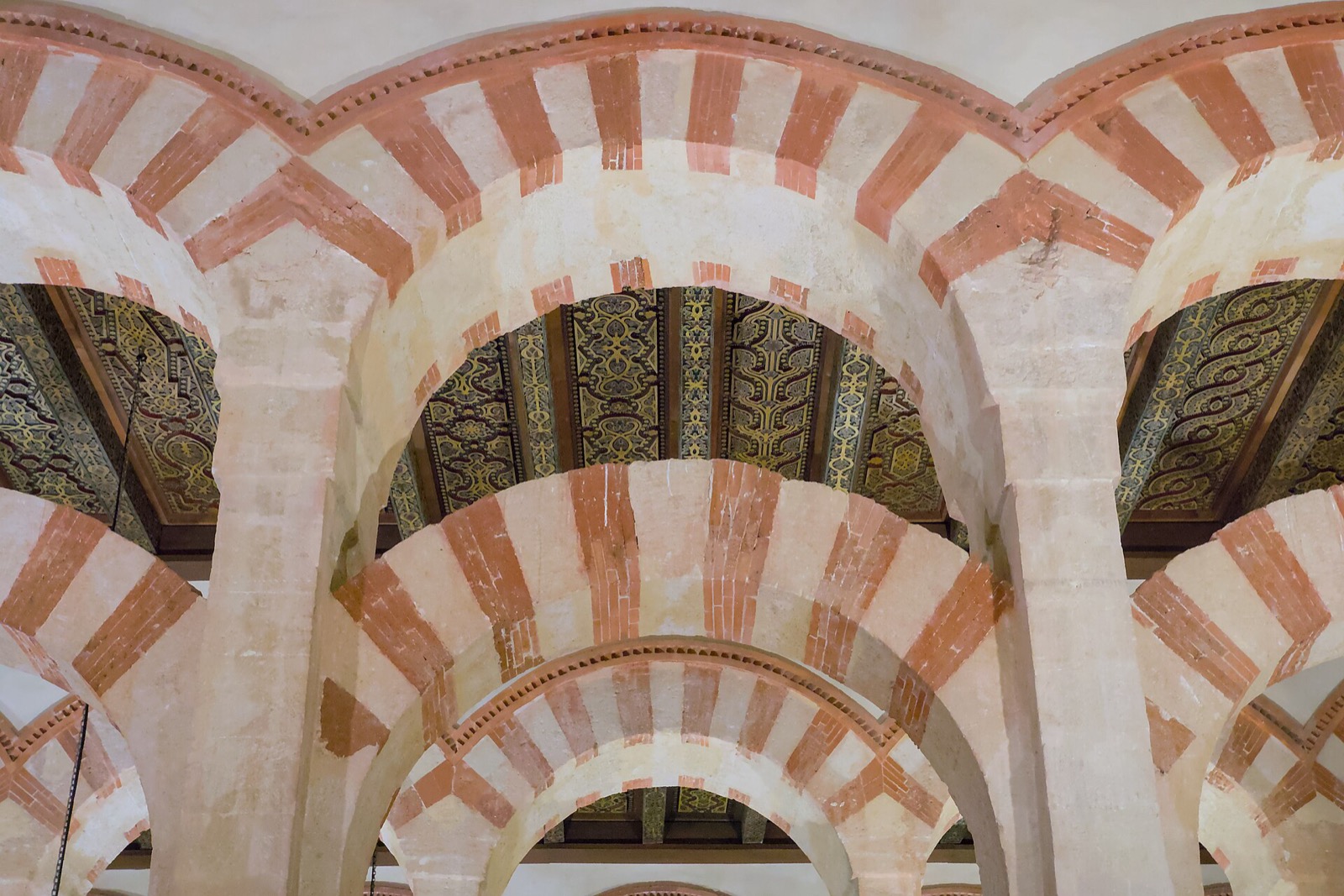 Córdoba: les osemsto stĺpov, kostol vnútri mešity a dvory, ktoré v máji kvitnú pre celé mesto