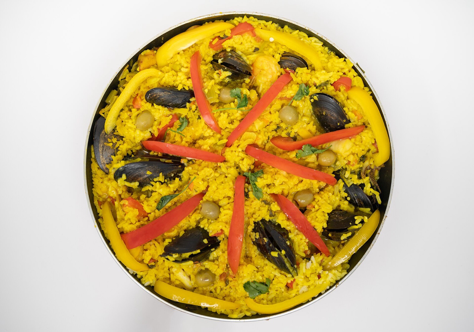 Paella valenciana na panvici