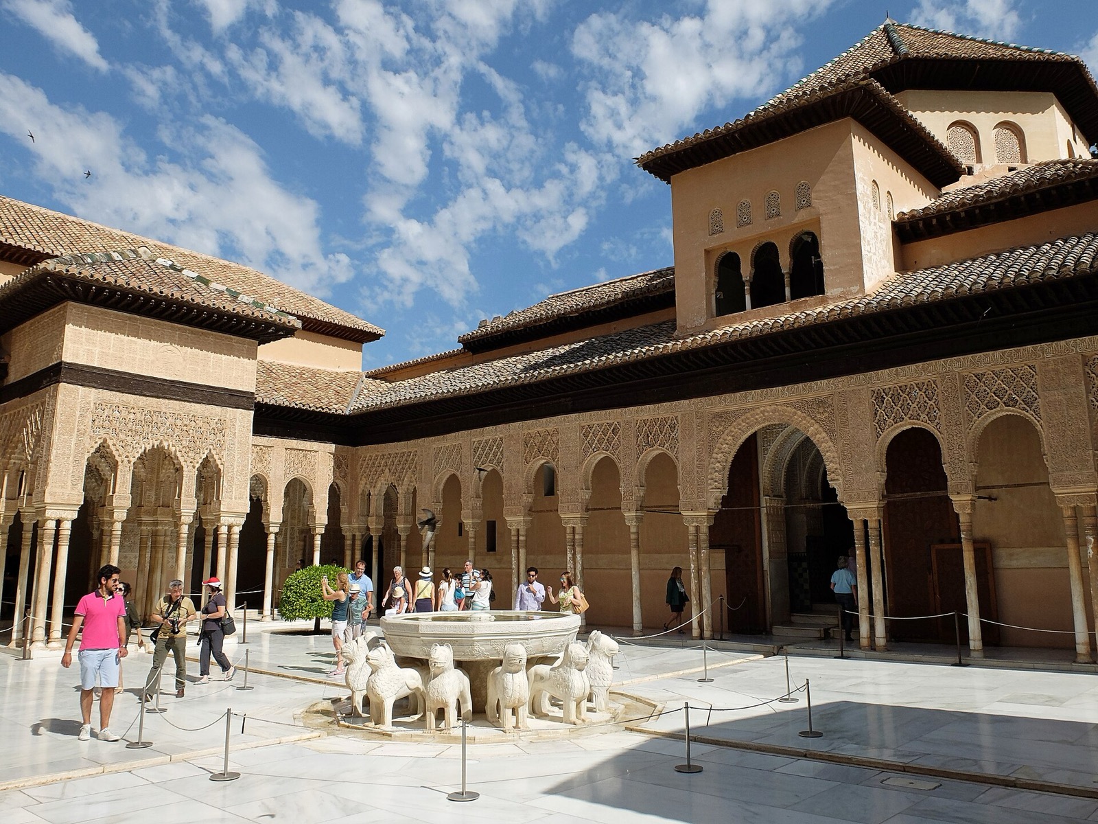Granada: palác, ktorý postavili, aby vyzeral ako raj, štvrť na kopci a tapas k pivu zadarmo
