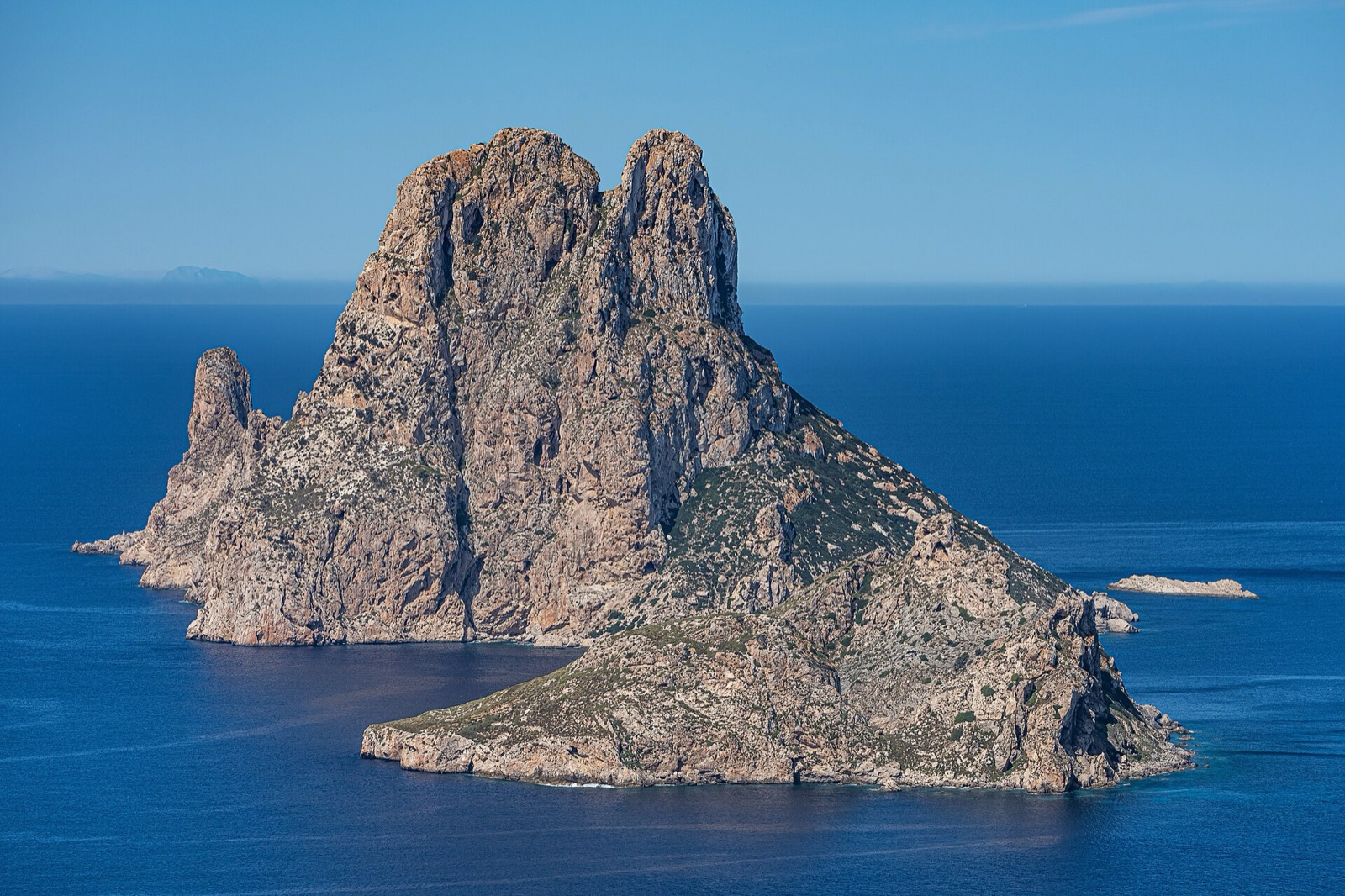 Ibiza a Formentera: ostrov nočných klubov, ktorý má aj tichú dušu, záhadná skala Es Vedrà a karibská pláž hodinu loďou