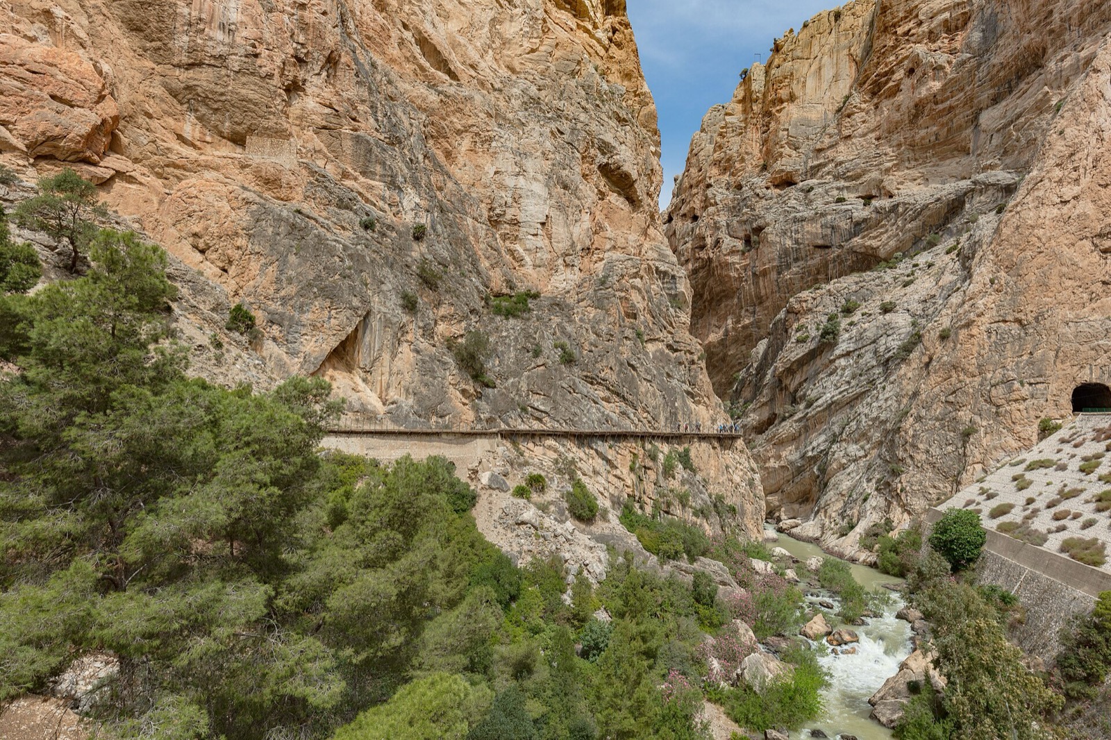 Chodník Caminito del Rey nad roklinou