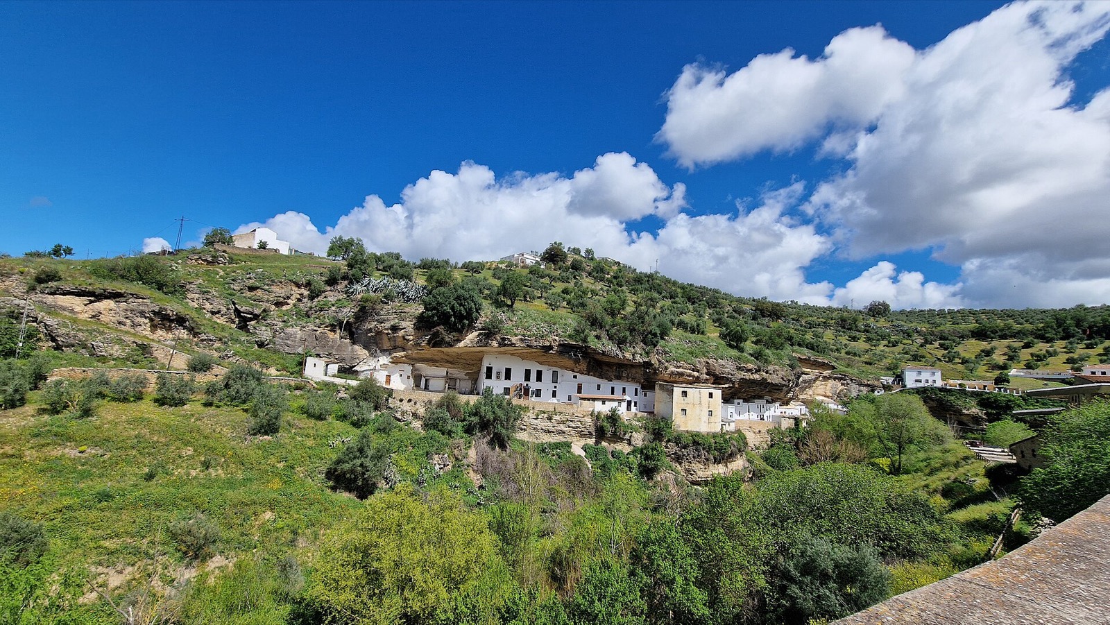 Domy pod skalou v Setenil de las Bodegas