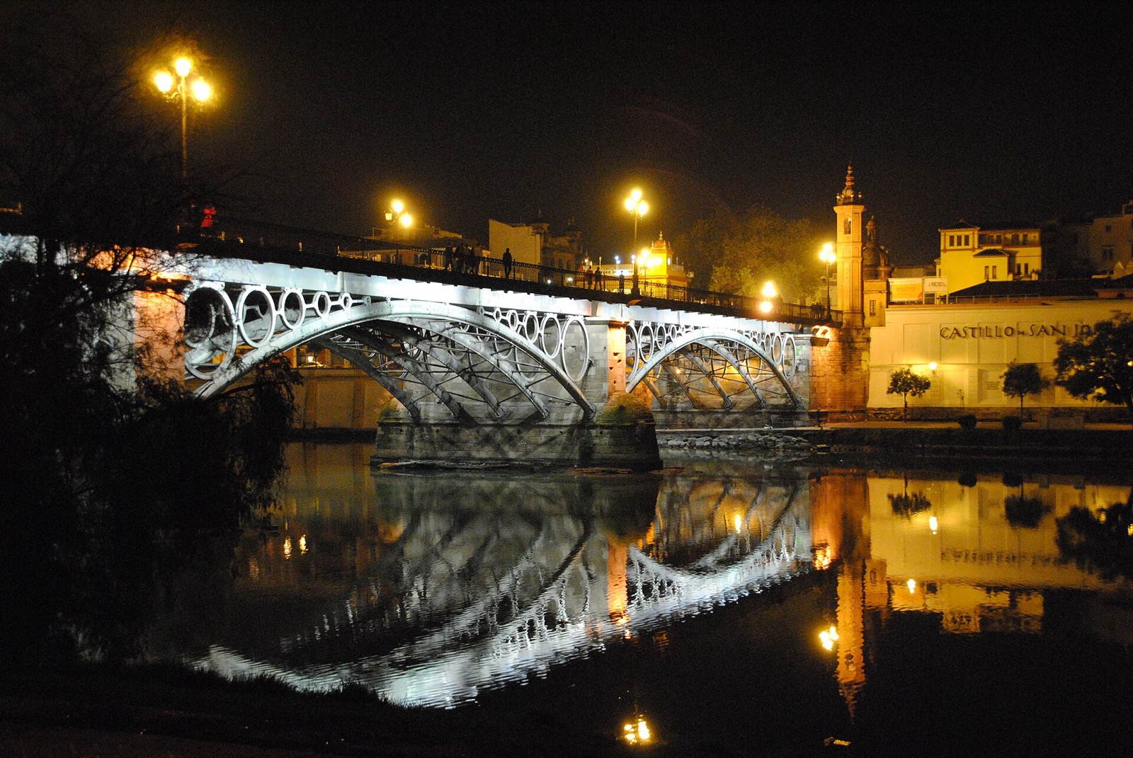 Most Isabely II. a štvrť Triana v Seville