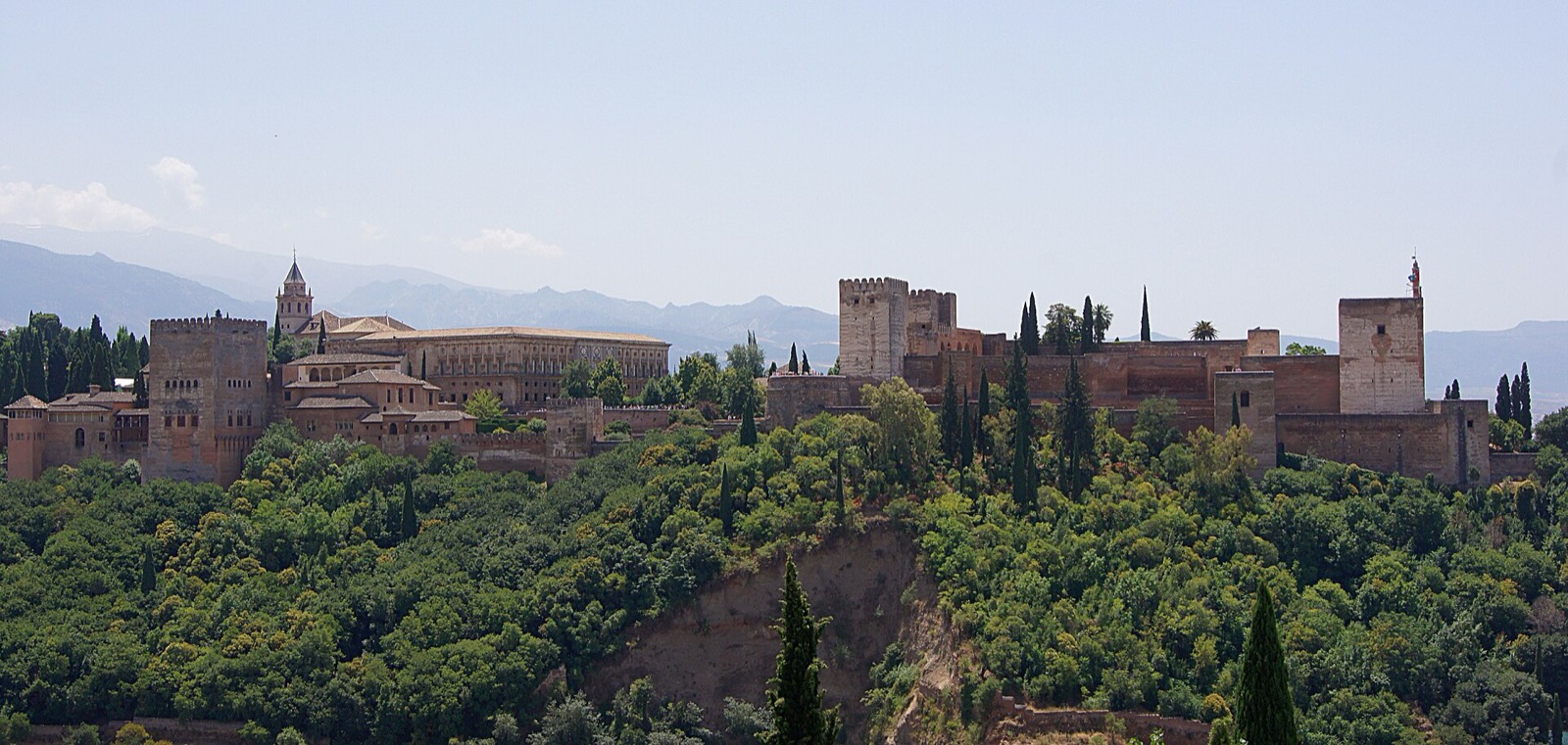 Alhambra v Granade so zasneženou Sierra Nevadou