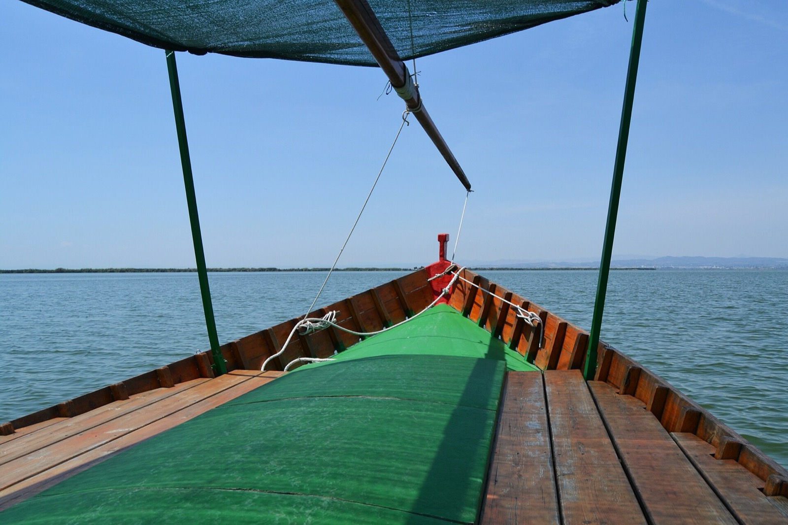 Loďka na jazere Albufera pri Valencii
