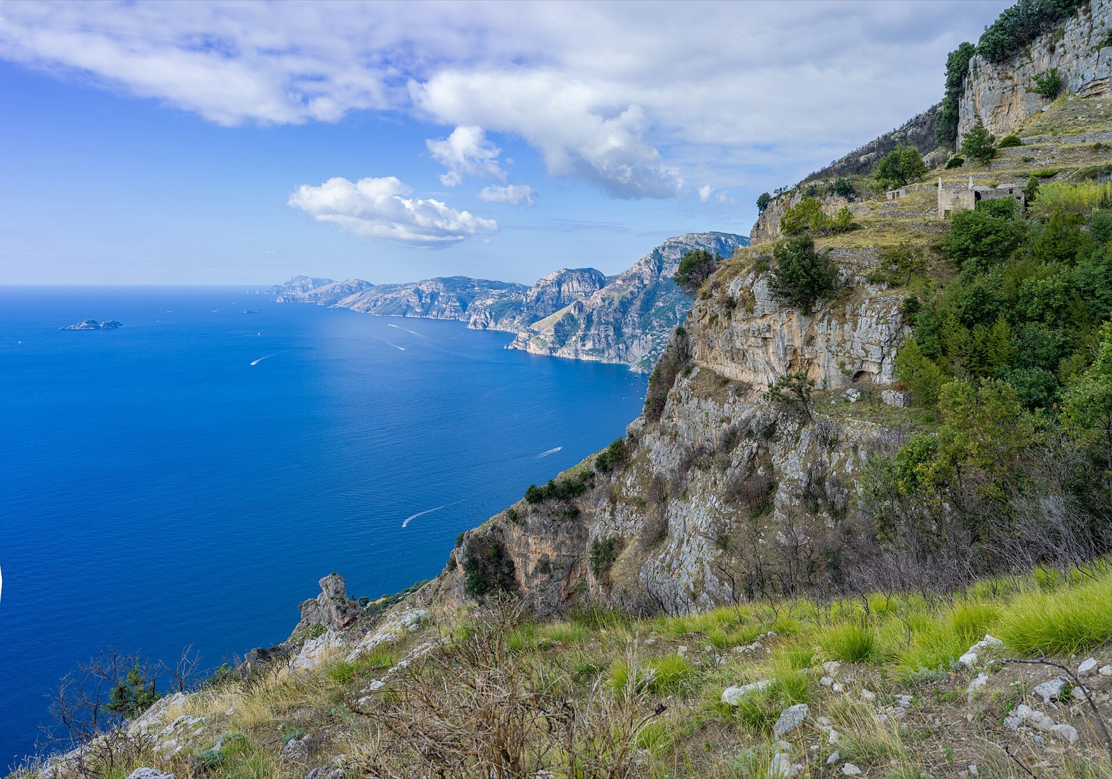 Cesta bohov a skryté Amalfi: pešo nad oblakmi a loďou k zátokám, kam nevedie cesta