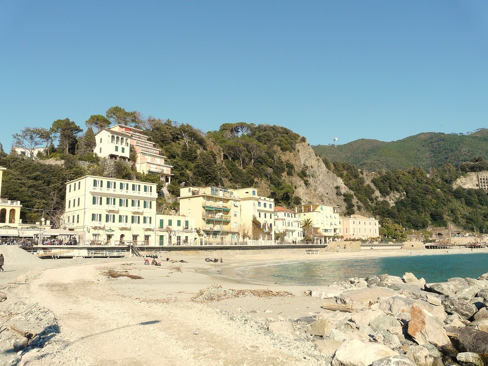 Pláž v Monterosso al Mare
