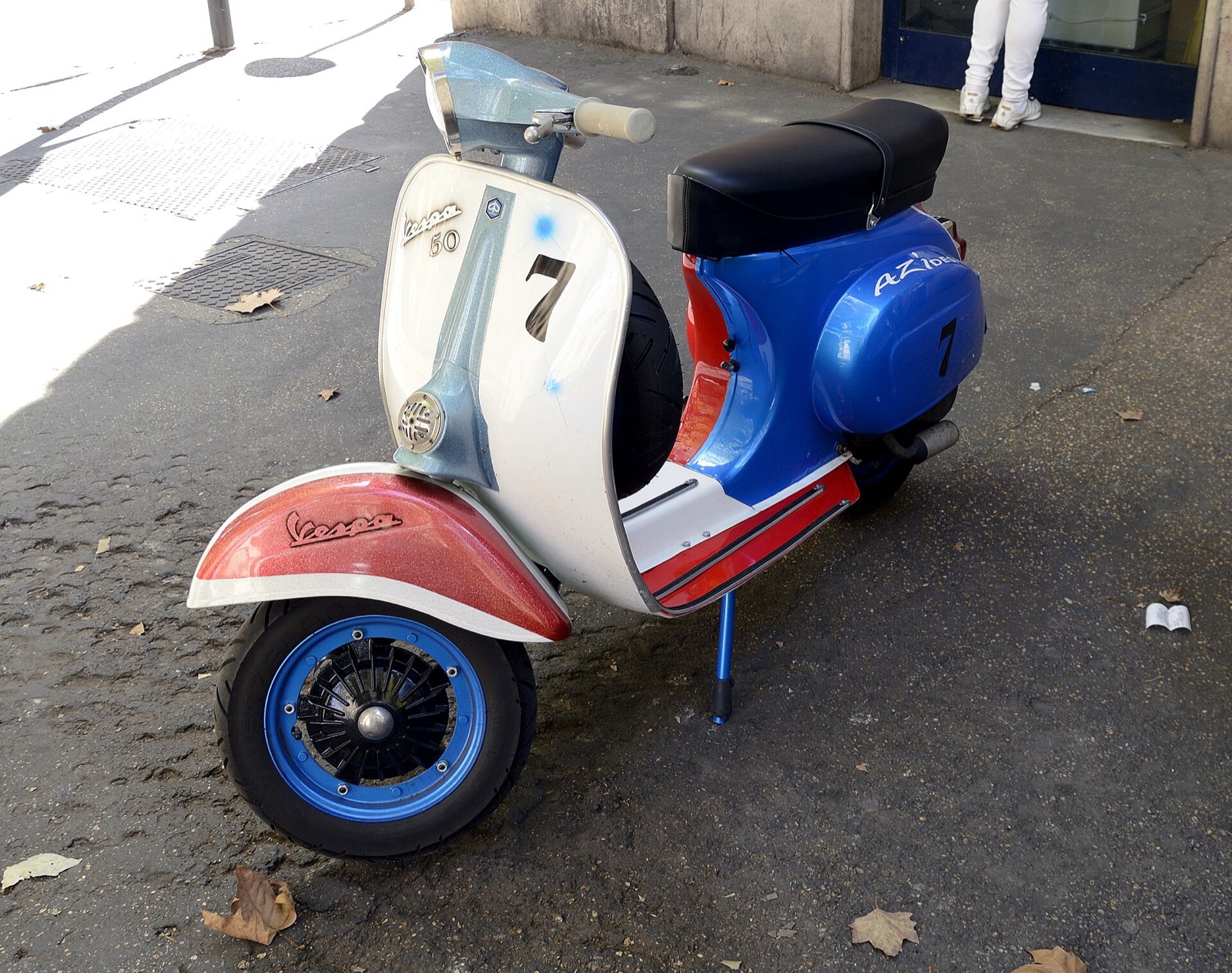 Vespa v uličke v Ríme